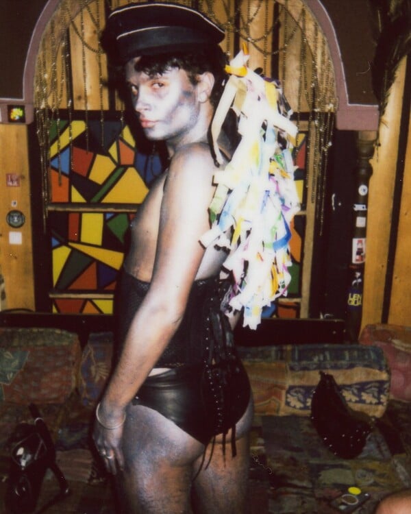 Κράτα με λίγο ακόμη. Κι εγώ θα κρατήσω εσένα/ από τον Πάνο Μιχαήλ