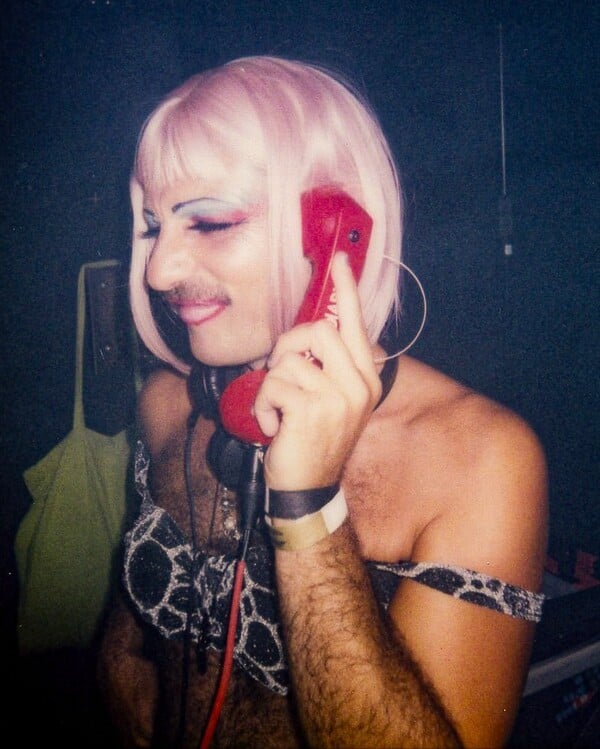 Κράτα με λίγο ακόμη. Κι εγώ θα κρατήσω εσένα/ από τον Πάνο Μιχαήλ