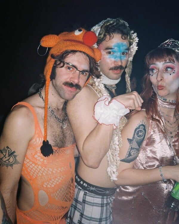 Κράτα με λίγο ακόμη. Κι εγώ θα κρατήσω εσένα/ από τον Πάνο Μιχαήλ