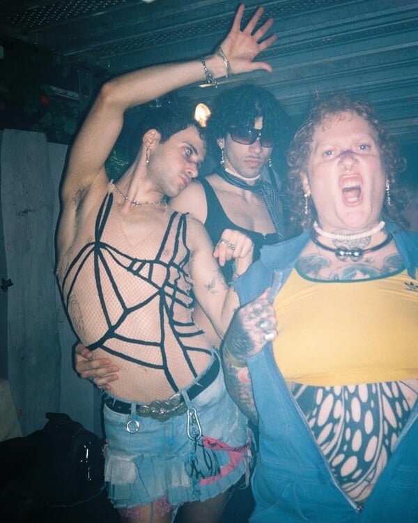 Κράτα με λίγο ακόμη. Κι εγώ θα κρατήσω εσένα/ από τον Πάνο Μιχαήλ