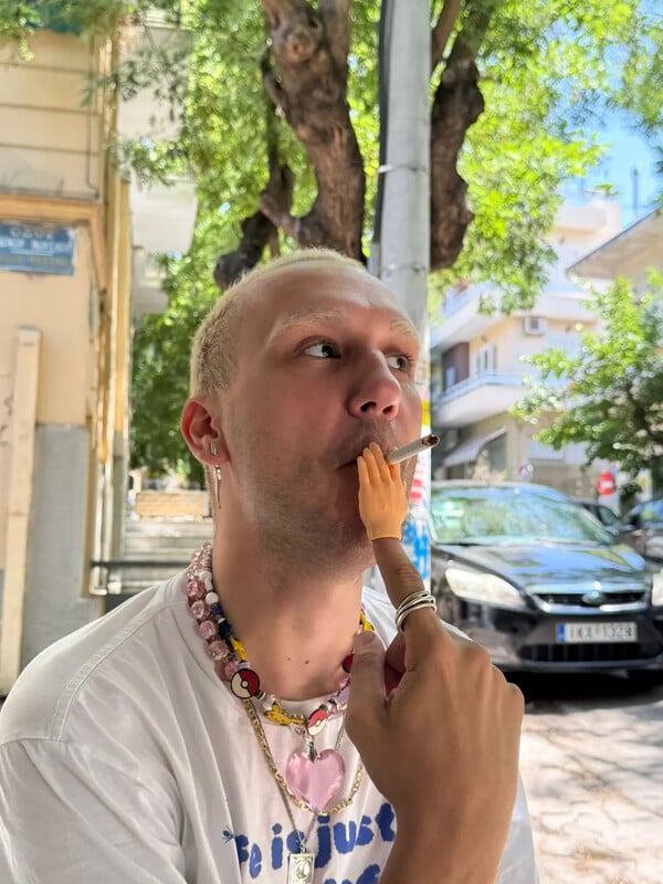 Κράτα με λίγο ακόμη. Κι εγώ θα κρατήσω εσένα/ από τον Πάνο Μιχαήλ