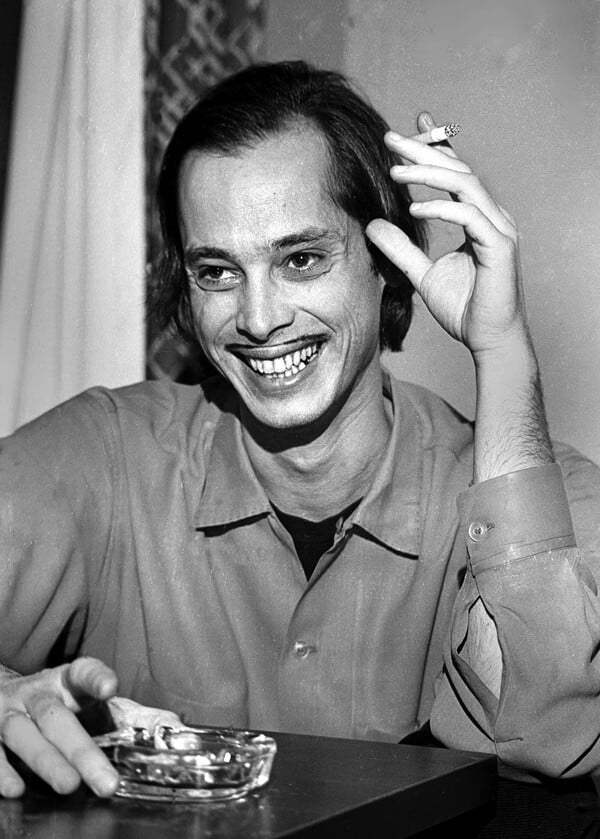 Κράτα με λίγο ακόμη. Κι εγώ θα κρατήσω εσένα/ από τον Πάνο Μιχαήλ