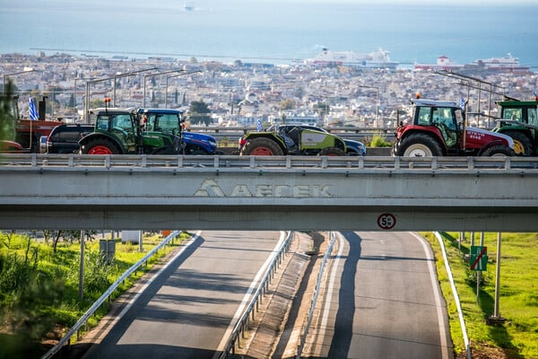 Μπλόκα, δημοσκοπήσεις και αδιέξοδα