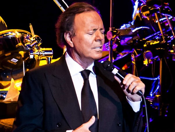 Χούλιο Ιγκλέσιας: Kατηγορείται ότι υποχρέωνε γυναίκες υπαλλήλους σε εξετάσεις σεξουαλικώς μεταδιδόμενων νοσημάτων