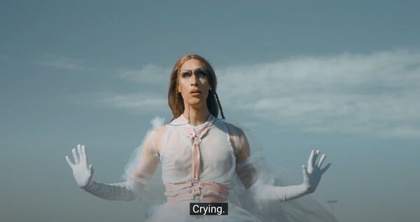 Κράτα με λίγο ακόμη. Κι εγώ θα κρατήσω εσένα/ από τον Πάνο Μιχαήλ