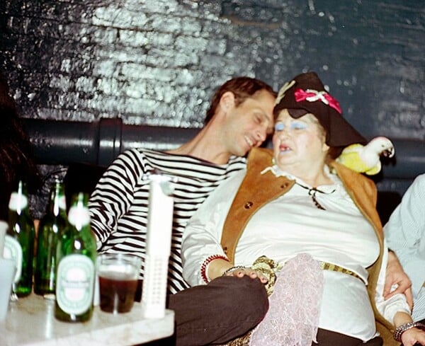 Κράτα με λίγο ακόμη. Κι εγώ θα κρατήσω εσένα/ από τον Πάνο Μιχαήλ