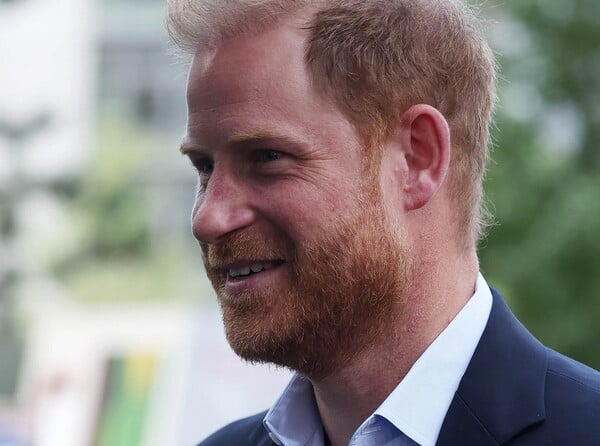 Ο πρίγκιπας Χάρι επιστρέφει στο Ηνωμένο Βασίλειο - Ο λόγος