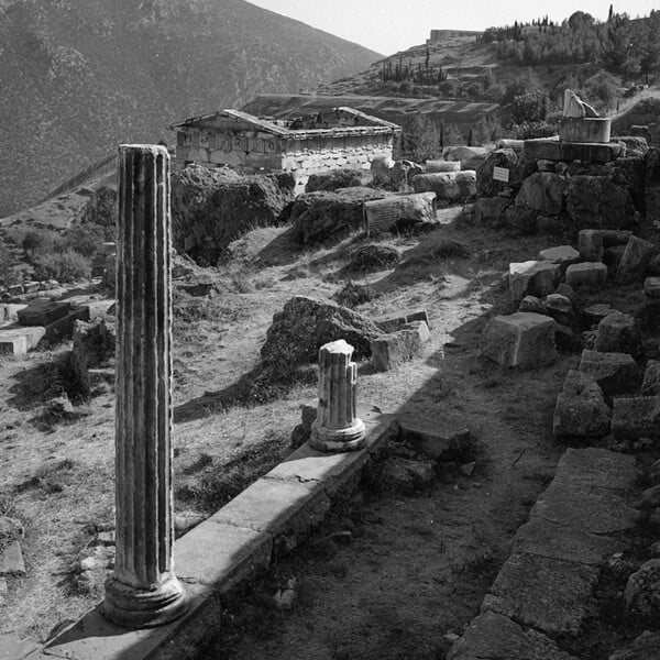 Το απολλώνιο φως των Δελφών με το φακό του Robert McCabe