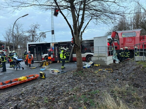 Αμβούργο: Σύγκρουση τρένου με λεωφορείο - Ένας νεκρός και τουλάχιστον 9 τραυματίες