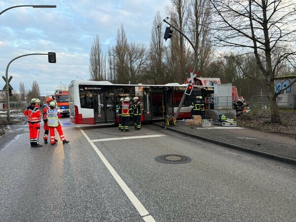 Αμβούργο: Σύγκρουση τρένου με λεωφορείο - Ένας νεκρός και τουλάχιστον 9 τραυματίες
