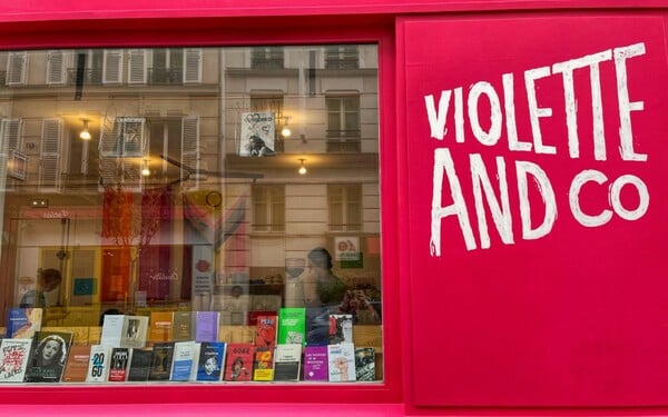 «Violette and Co»: Αστυνομική έρευνα στο γνωστό φεμινιστικό βιβλιοπωλείο του Παρισιού για βιβλίο που «αμφισβητεί την ύπαρξη του Ισραήλ»
