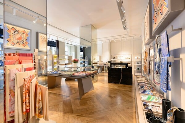 Η πολυτελής κομψότητα της VAKKO φέρνει αέρα Παρισιού στην καρδιά της Αθήνας