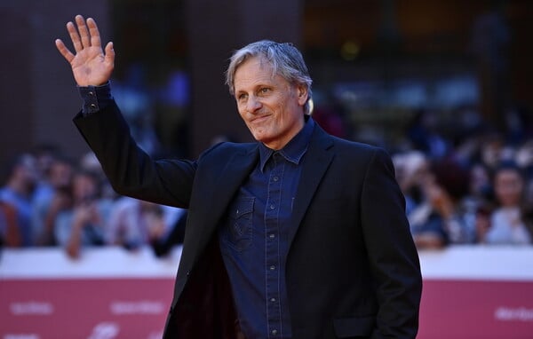 ΒΙΓΚΟ ΜΟΡΤΕΝΣΕΝ ΑΡΧΟΝΤΑΣ ΤΩΝ ΔΑΧΤΥΛΙΔΙΩΝ