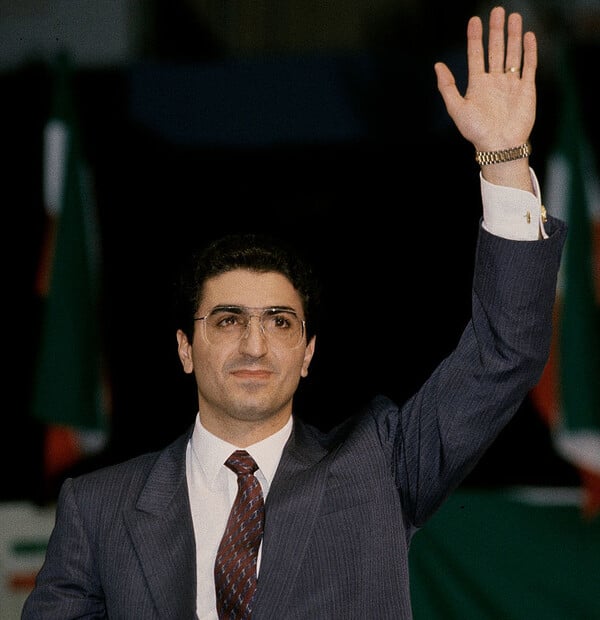 Ρεζά Παχλαβί: Ο έκπτωτος πρίγκιπας που αναδεικνύεται από την απόγνωση του ιρανικού λαού