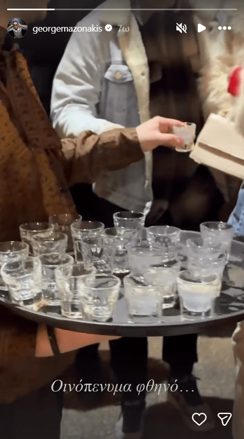 Γιώργος Μαζωνάκης: «Για να ζεσταθείτε» - Κέρασε σφηνάκια τον κόσμο έξω από το κέντρο που εμφανίζεται