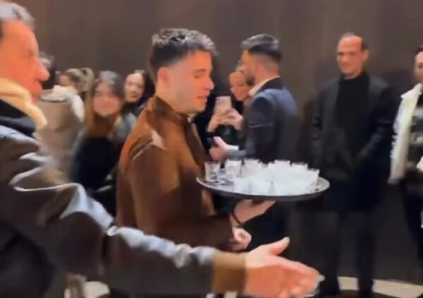 Γιώργος Μαζωνάκης: «Για να ζεσταθείτε» - Κέρασε σφηνάκια τον κόσμο έξω από το κέντρο που εμφανίζεται