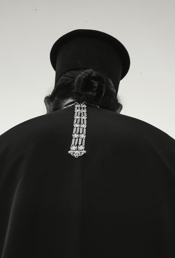 Ο Θεόδωρος Γεννιτσάκης παντρεύει την Αρχαία Ελληνική μυθολογία με τις σύγχρονες υποκουλτούρες του δρόμου» της Dalia Al-Dujaili 