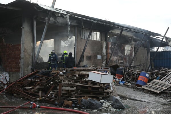 Φωτιά στο Μενίδι: Καταστράφηκε ολοσχερώς το εργοστάσιο - Ζημιές και σε διπλανά κτίρια