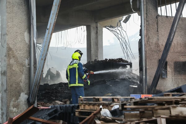 Φωτιά στο Μενίδι: Καταστράφηκε ολοσχερώς το εργοστάσιο - Ζημιές και σε διπλανά κτίρια