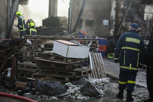 Φωτιά στο Μενίδι: Καταστράφηκε ολοσχερώς το εργοστάσιο - Ζημιές και σε διπλανά κτίρια