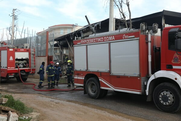 Φωτιά στο Μενίδι: Καταστράφηκε ολοσχερώς το εργοστάσιο - Ζημιές και σε διπλανά κτίρια