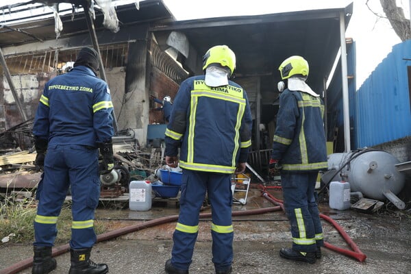 Φωτιά στο Μενίδι: Καταστράφηκε ολοσχερώς το εργοστάσιο - Ζημιές και σε διπλανά κτίρια