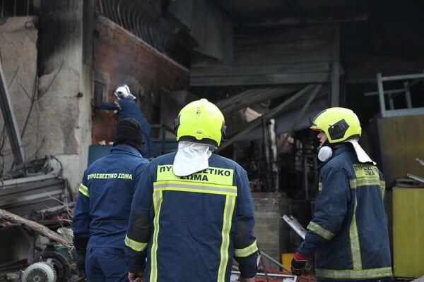 Φωτιά στο Μενίδι: Καταστράφηκε ολοσχερώς το εργοστάσιο - Ζημιές και σε διπλανά κτίρια