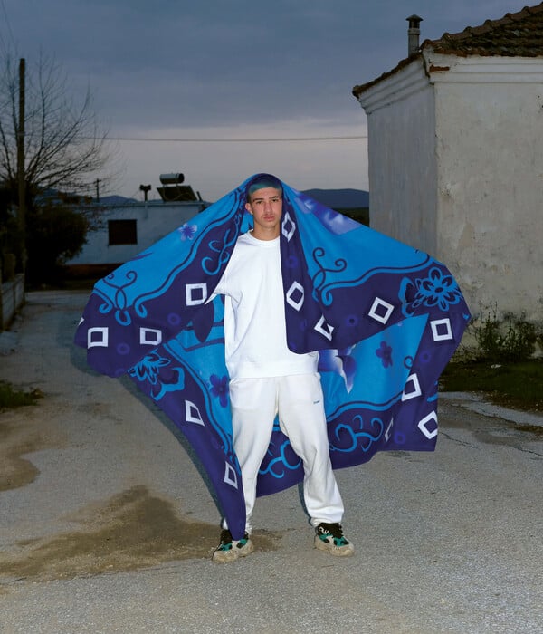 Ο Θεόδωρος Γεννιτσάκης παντρεύει την Αρχαία Ελληνική μυθολογία με τις σύγχρονες υποκουλτούρες του δρόμου» της Dalia Al-Dujaili 