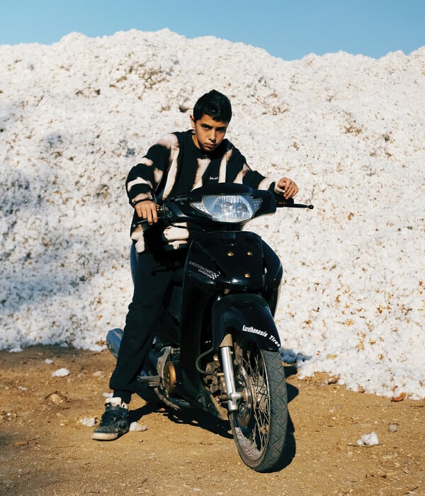 Ο Θεόδωρος Γεννιτσάκης παντρεύει την Αρχαία Ελληνική μυθολογία με τις σύγχρονες υποκουλτούρες του δρόμου» της Dalia Al-Dujaili 