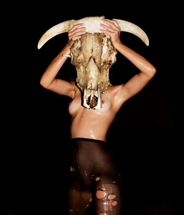 Ο Θεόδωρος Γεννιτσάκης παντρεύει την Αρχαία Ελληνική μυθολογία με τις σύγχρονες υποκουλτούρες του δρόμου» της Dalia Al-Dujaili 