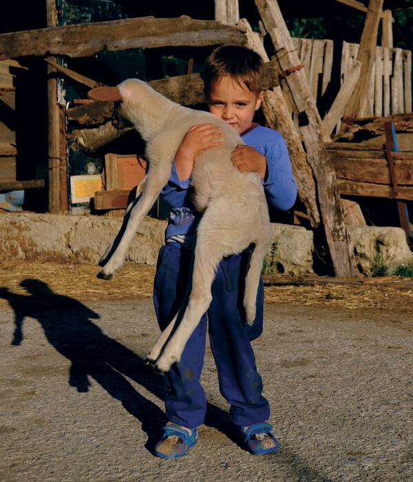 Ο Θεόδωρος Γεννιτσάκης παντρεύει την Αρχαία Ελληνική μυθολογία με τις σύγχρονες υποκουλτούρες του δρόμου» της Dalia Al-Dujaili 