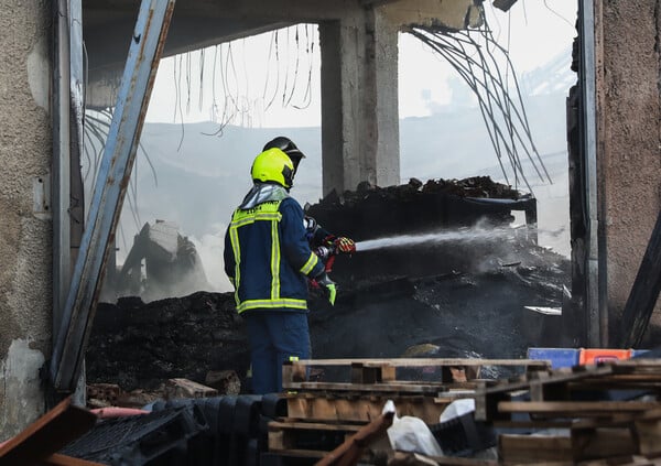 Φωτιά στο Μενίδι: Καταστράφηκε ολοσχερώς το εργοστάσιο - Ζημιές και σε διπλανά κτίρια