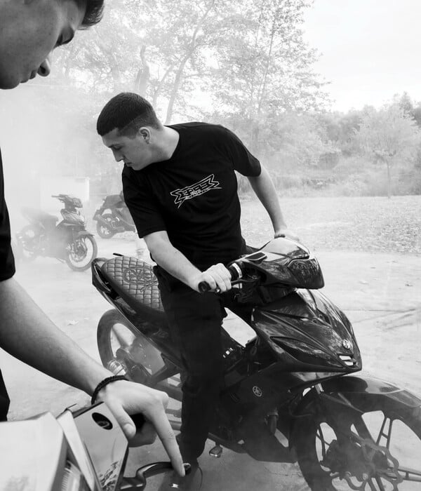 Ο Θεόδωρος Γεννιτσάκης παντρεύει την Αρχαία Ελληνική μυθολογία με τις σύγχρονες υποκουλτούρες του δρόμου» της Dalia Al-Dujaili 