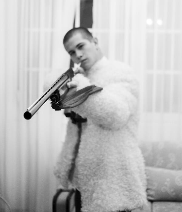 Ο Θεόδωρος Γεννιτσάκης παντρεύει την Αρχαία Ελληνική μυθολογία με τις σύγχρονες υποκουλτούρες του δρόμου» της Dalia Al-Dujaili 