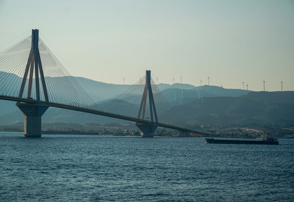 Πάτρα: Έκτακτες κυκλοφοριακές ρυθμίσεις στην γέφυρα Ρίου– Αντιρρίου λόγω των ισχυρών ανέμων 