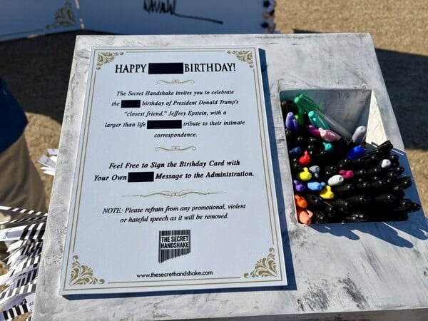 Ουάσινγκτον: Αντίγραφο της φερόμενης ευχετήριας κάρτας γενεθλίων του Τραμπ προς τον Έπσταϊν εμφανίστηκε σε πάρκο