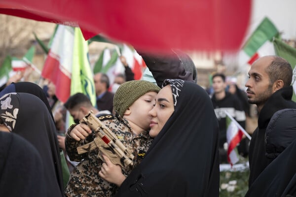 Το ισλαμικό καθεστώς του Ιράν «έσβησε» το ίντερνετ για να κρύψει το αίμα