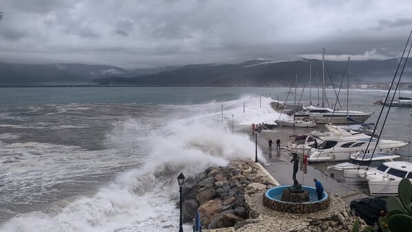 Παράλιο Άστρος: Η στιγμή που τεράστια κύματα παρασύρουν τον λιμενικό 