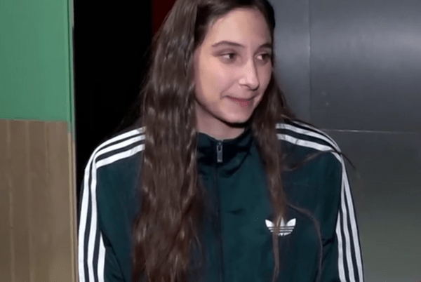 Φωτεινή Αθερίδου: Η αντίδρασή της σε ερώτηση για τον χωρισμό του πατέρα της με τη Σμαράγδα Καρύδη 