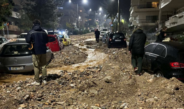 Κακοκαιρία στην Αττική: Άνδρες διασώζουν γυναίκα από ορμητικό χείμαρρο στην Άνω Γλυφάδα 