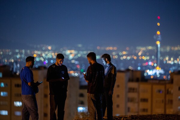 Το ισλαμικό καθεστώς του Ιράν «σβήνει» το ίντερνετ για να κρύψει το αίμα