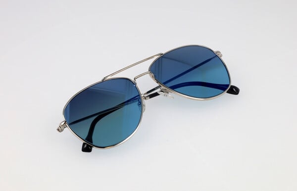 «Δεν ήταν μια συνηθισμένη μέρα»: H μικρή γαλλική εταιρεία πίσω από τα γυαλιά του Μακρόν