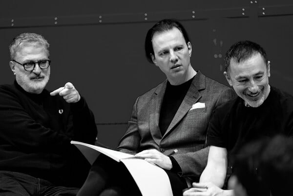 Υπάρχει παρέα στην ανθρωπότητα 