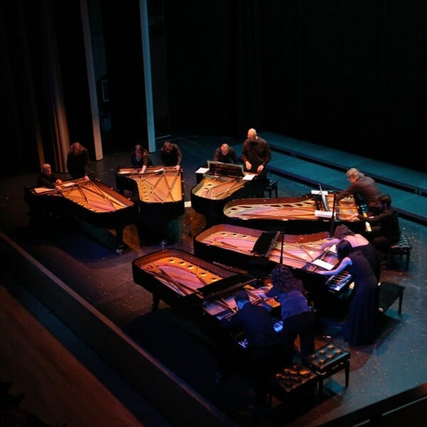 Το Piandaemonium στο Μέγαρο: 12 πιανίστες και 6 πιάνα συνομιλούν και αλληλεπιδρούν