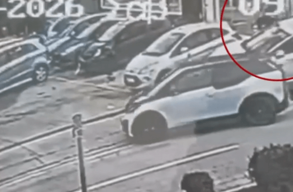 Βριλήσσια: Η στιγμή της παράσυρσης υπαλλήλου των ΕΛΤΑ 