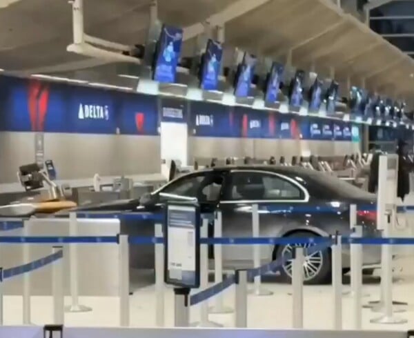 ΗΠΑ ΣΥΓΚΡΟΥΣΗ ΑΥΤΟΚΙΝΗΤΟ ΑΕΡΟΔΡΟΜΙΟ