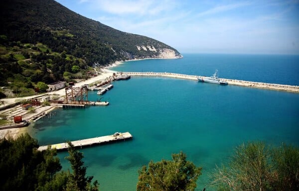 ΝΗΣΙ ΤΡΑΜΠ ΑΛΒΑΝΙΑ ΠΕΡΙΒΑΛΛΟΝΤΙΚΕΣ ΕΝΩΣΕΙΣ