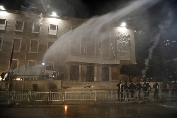 Αλβανία: Μεγάλη αντικυβερνητική διαδήλωση στα Τίρανα - Μολότοφ έξω από το γραφείο του Ράμα