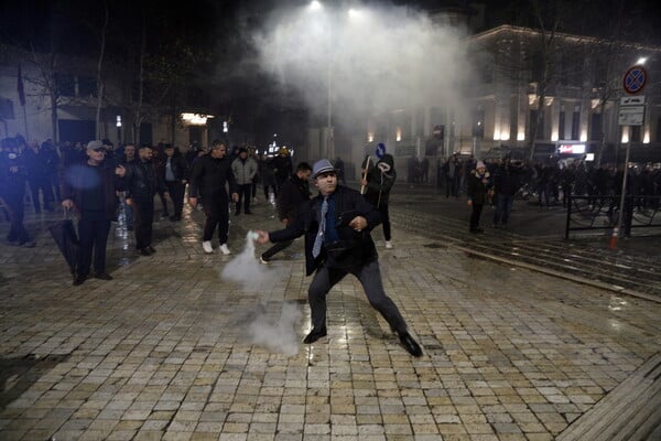 Αλβανία: Μεγάλη αντικυβερνητική διαδήλωση στα Τίρανα - Μολότοφ έξω από το γραφείο του Ράμα