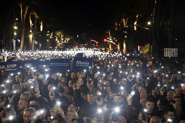 Αλβανία: Μεγάλη αντικυβερνητική διαδήλωση στα Τίρανα - Μολότοφ έξω από το γραφείο του Ράμα